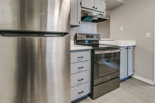 Building Photo - Newly Renovated 2bed 2 bath !Townhome
