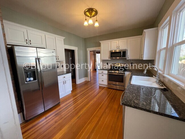 Building Photo - Charming Downtown Bungalow
