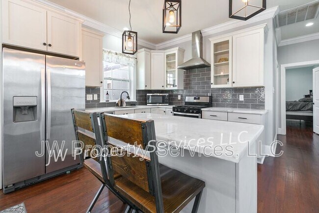 Building Photo - 324 N Roman St