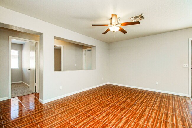 Building Photo - 5338 E Florian Ave