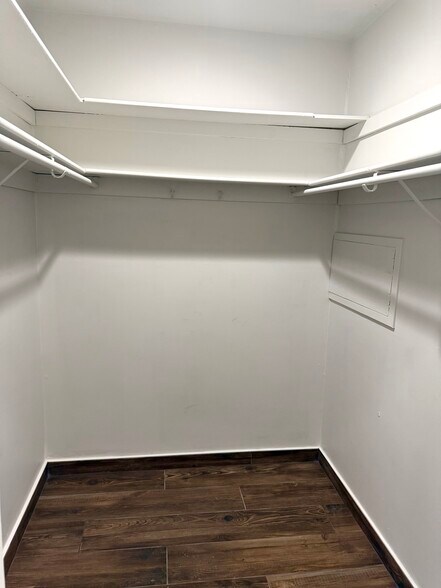 Building Photo - 10230 Prince Pl