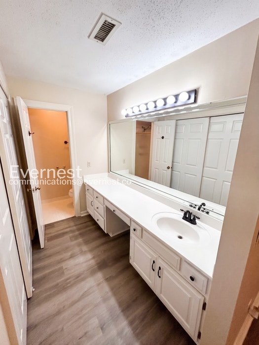 Building Photo - 2-Bed/2-Bath Home/Available Now!