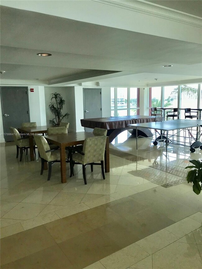 Building Photo - 1155 Brickell Bay Dr