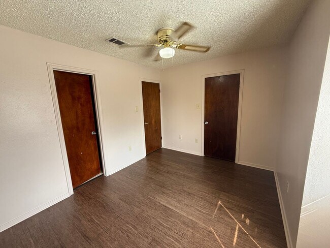 Building Photo - 8911-8913 GSRI Ave