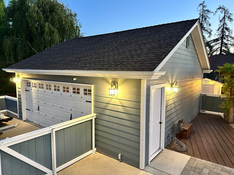 Building Photo - 604 Village Ct