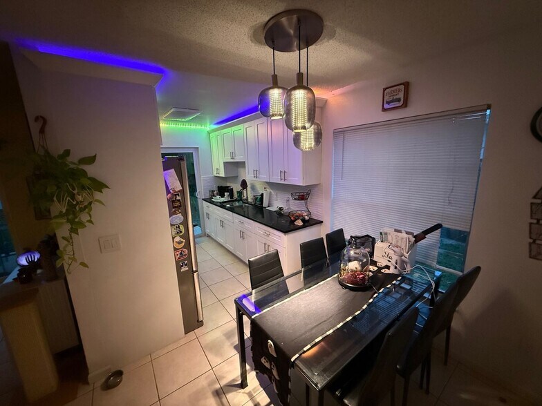 Building Photo - 119 N Alderwood St