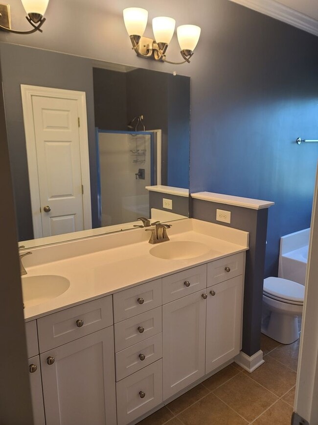 Building Photo - Spacious low maintenance living in a conve...