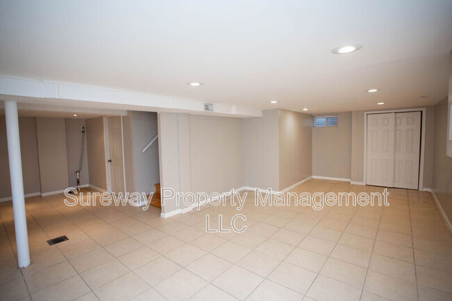 Building Photo - 841 Grove St