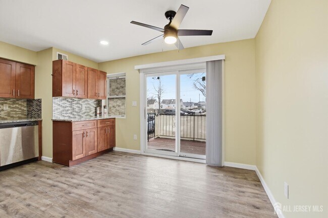 Building Photo - 160 Evergreen Rd