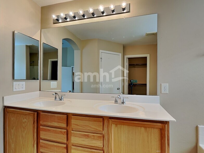 Building Photo - 45611 W Tulip Ln