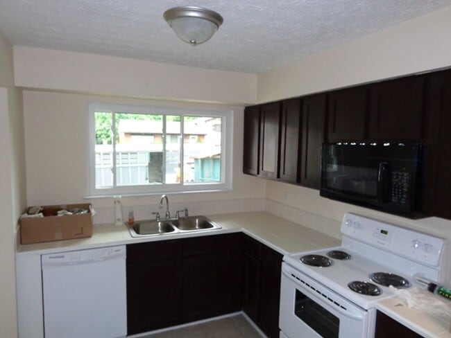 Building Photo - Spacious 3-Bedroom Split-Level Home with L...