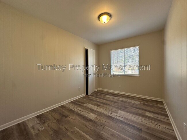 Building Photo - 5913 Lyndell Dr