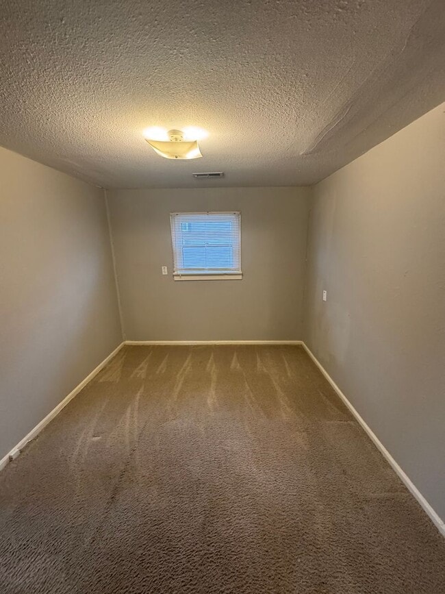 Building Photo - 3 bedroom 1 bathroom house