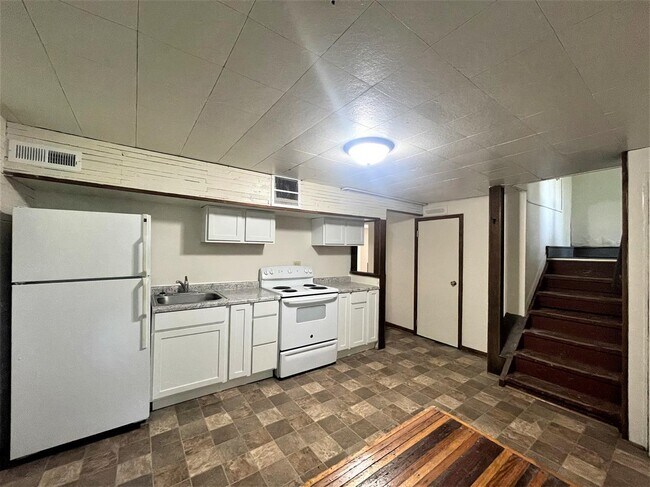 Building Photo - 831 E College St