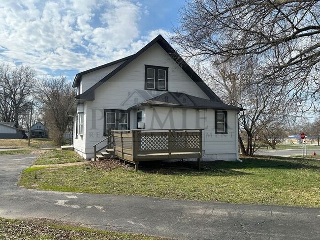 Building Photo - 304 E Monroe St Buckner MO 64016 - 4 bed/ ...