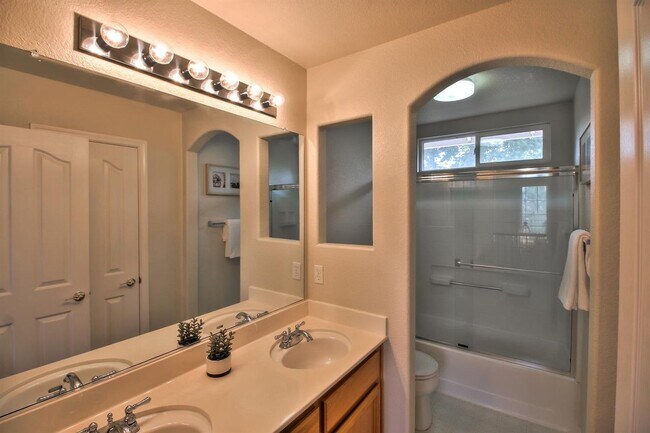 Building Photo - 4 Bedroom Home in the heart of Roseville! ...