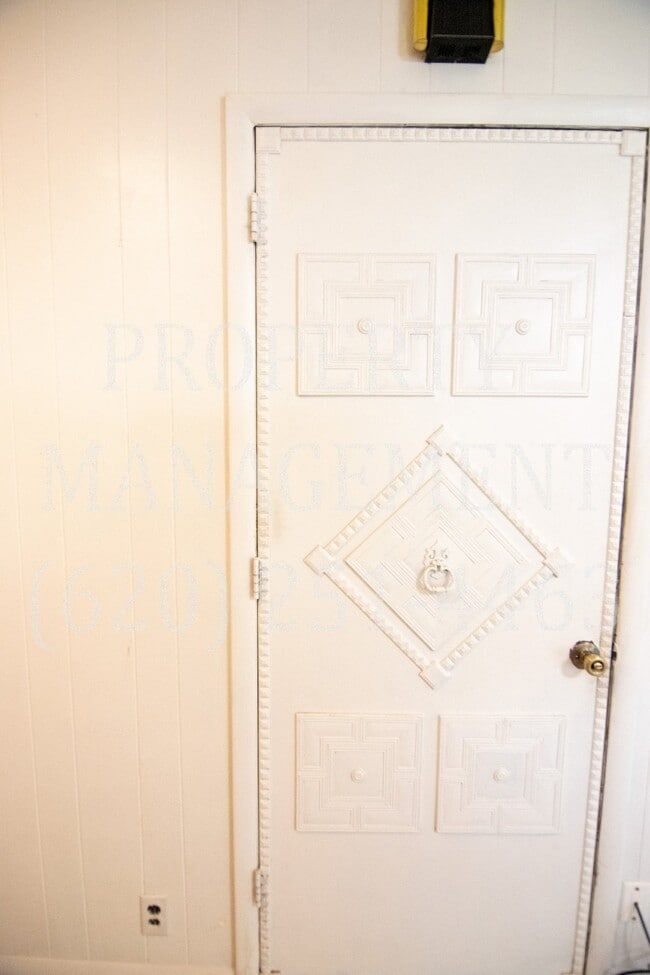 Building Photo - 4 Bedroom 2 Bath