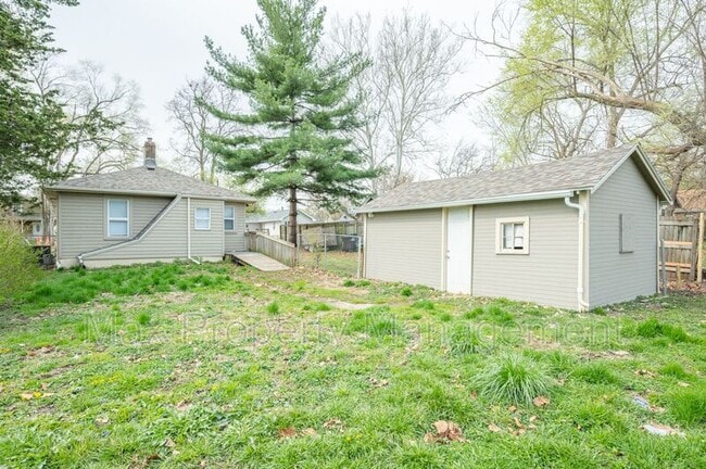 Building Photo - 308 E Hillside Ave