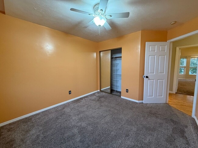 Building Photo - Spacious 5-Bedroom Home in Clinton!
