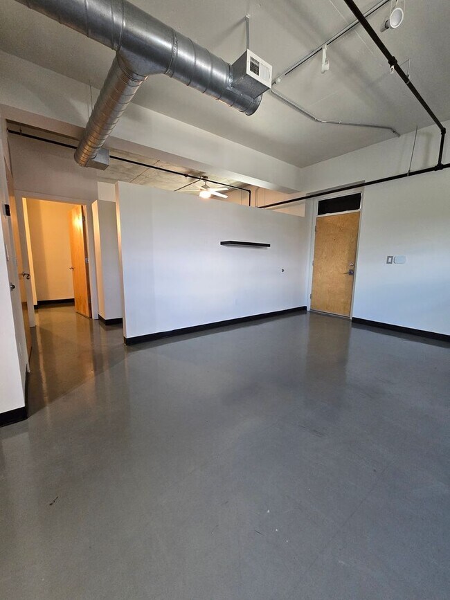 Building Photo - Beautiful 2BR , 2BA 2nd floor loft in East...