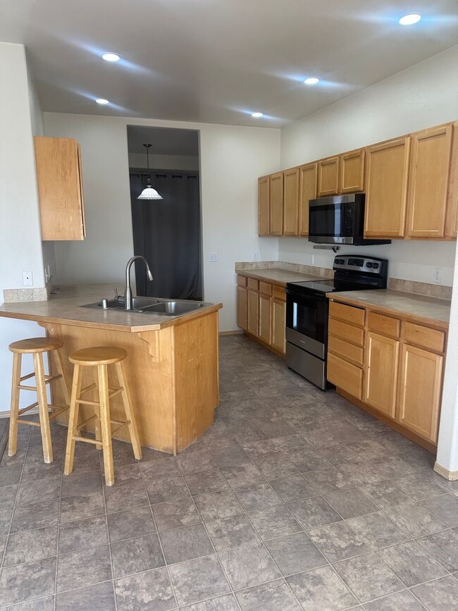 Building Photo - 5 Bedroom Home! Available now.