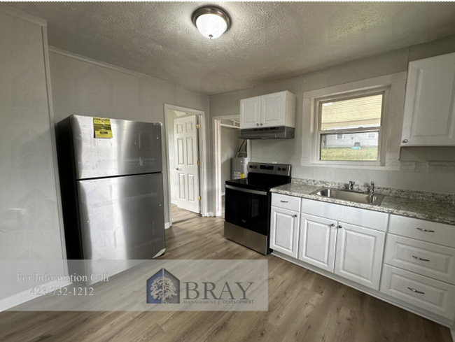 Building Photo - Fully remodeled cute cottage!