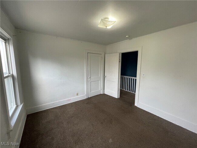 Building Photo - 301 Roslyn Ave NW