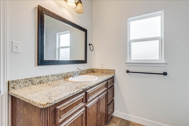 Building Photo - 2533 Lorine Dr