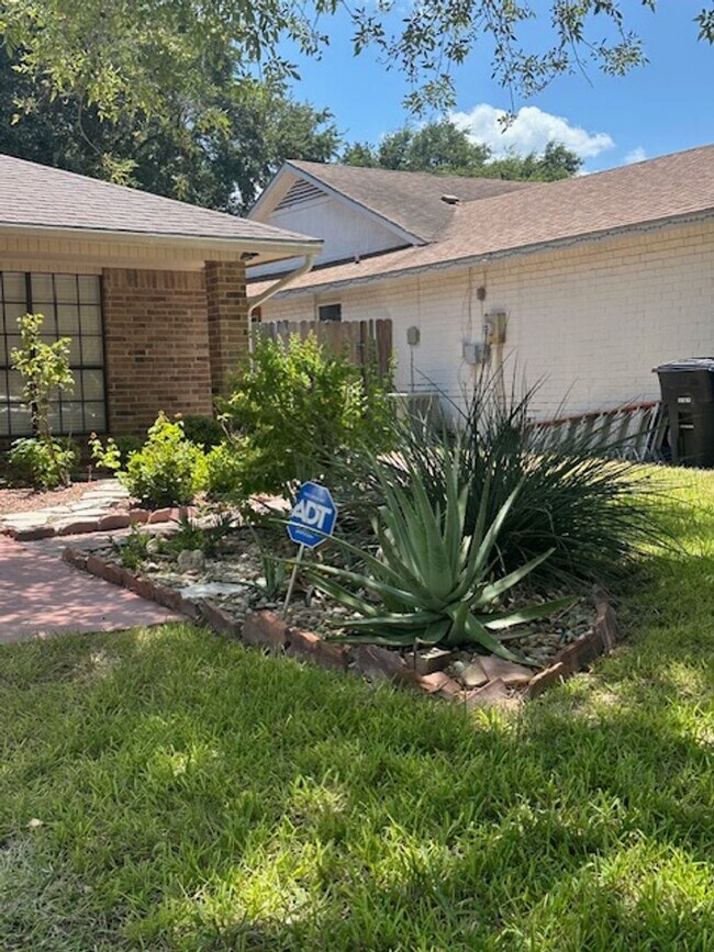 Building Photo - 2137 Mynah Ave