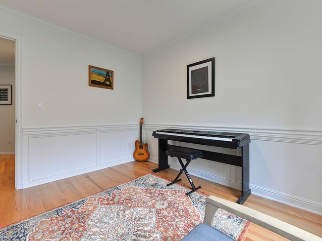 Building Photo - Stunning and Elegant 4+ Bedroom on Park-Like Lot Pine Lake Estates Sammamish