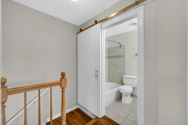 Building Photo - 2301 Knollwood Cir