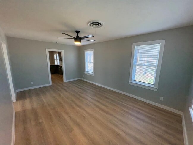 Building Photo - 4620 Bennett Ave