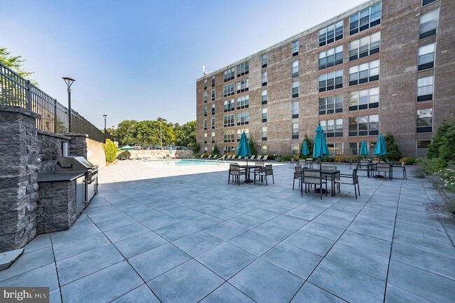 Building Photo - 6100 Henry Ave