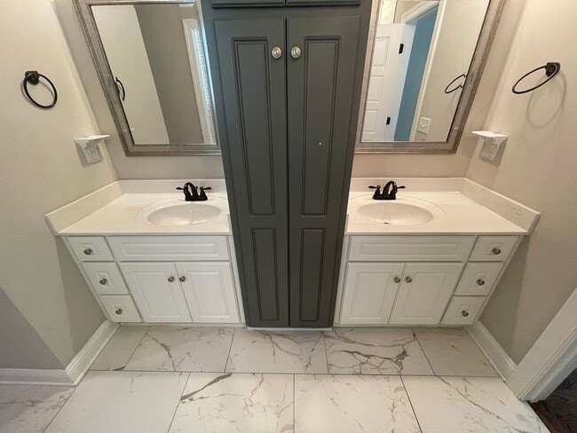 Building Photo - Amazing 5 Bedroom Craftsman-Style Home in Martinez!