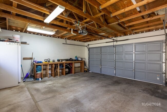Building Photo - SF 3BR/2.5BA/2car garage in Ocean Pointe w...