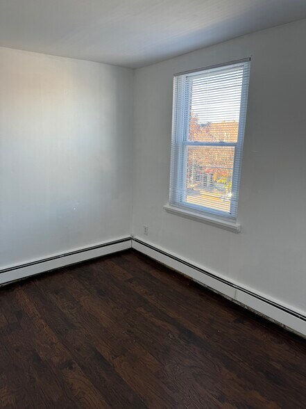 Building Photo - 424 E Girard Ave