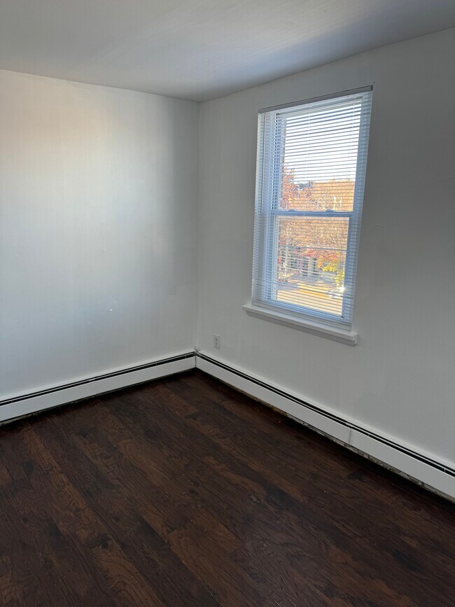 Building Photo - 424 E Girard Ave