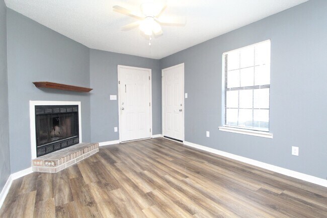 Building Photo - Updated 2BD/2BA Apartment in North Pensaco...