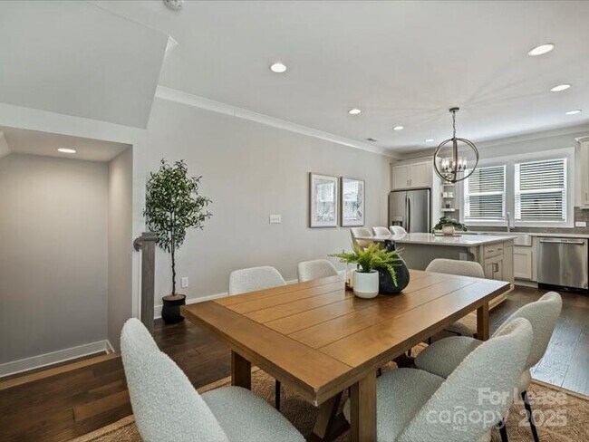 Building Photo - 1615 Chatham Ave