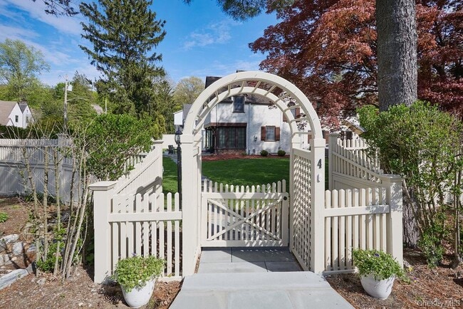 Building Photo - 4 Glenwolde Park