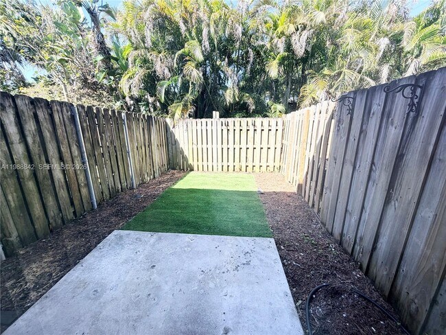 Building Photo - 6131 SW 42nd Ct