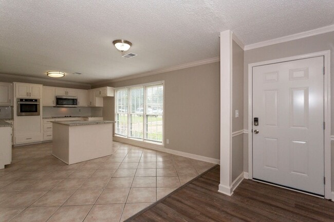 Building Photo - ** 4 bed 2 bath located in Dalraida close ...