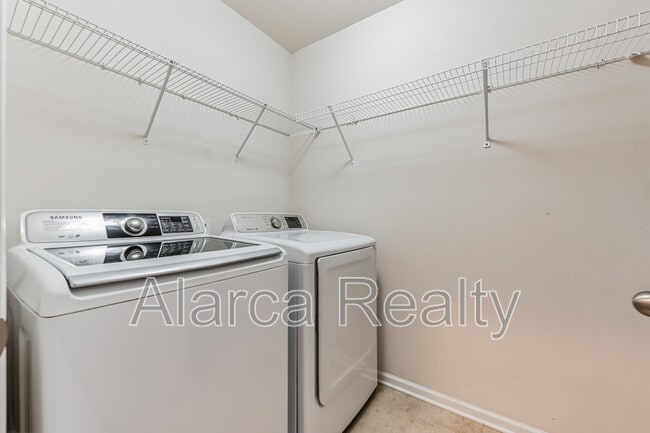 Building Photo - 8285 Viewpoint Lane