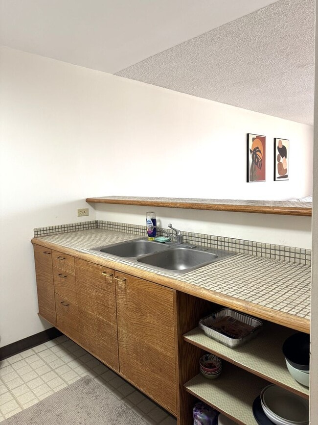 Building Photo - Honolulu Tower - One bedroom unit with par...