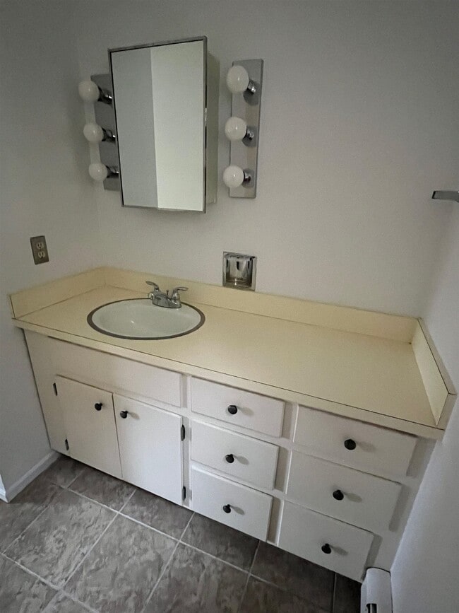 Building Photo - 1 Pine St