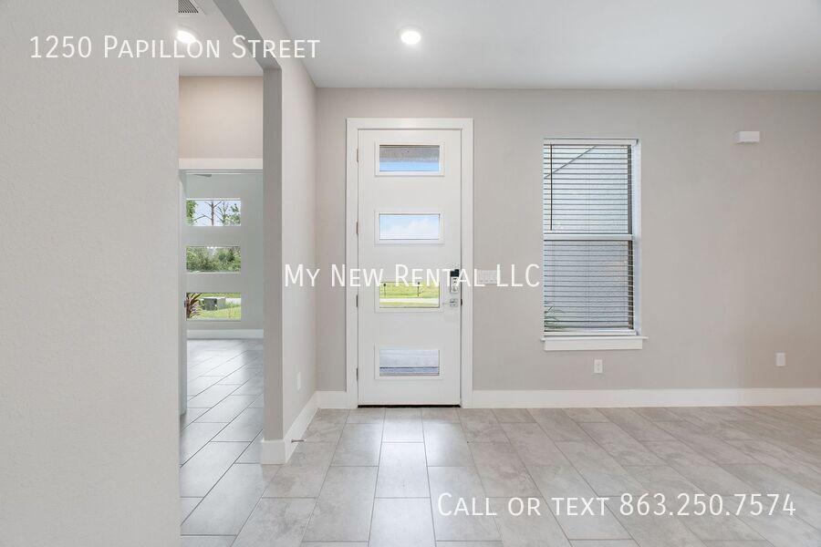 Building Photo - 1250 Papillon St