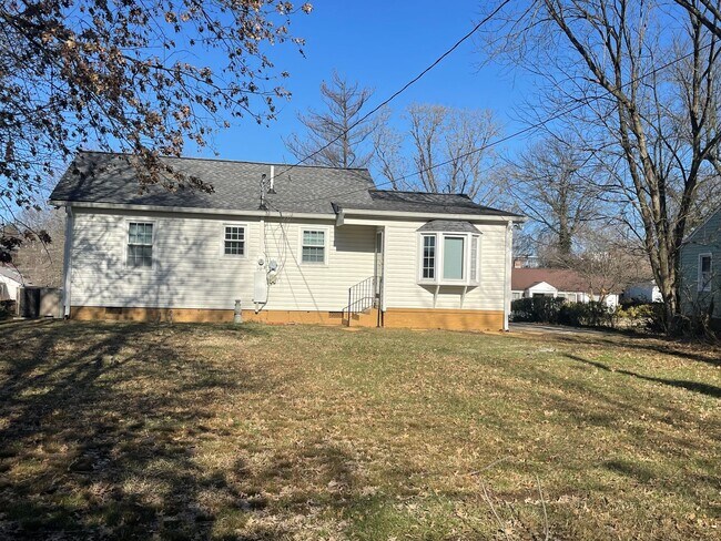 Building Photo - Renovated 2 Bedroom Home for Rent in Kingsport TN | Modern Kitchen