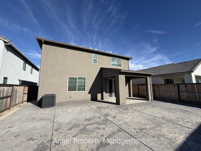 Building Photo - 425 Fuchsia Ct