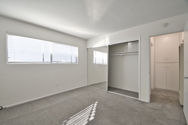 Building Photo - Remodeled 1 Bed/1 Bath in Manhattan Beach with City & Mountain Views — Garage + W/T Included