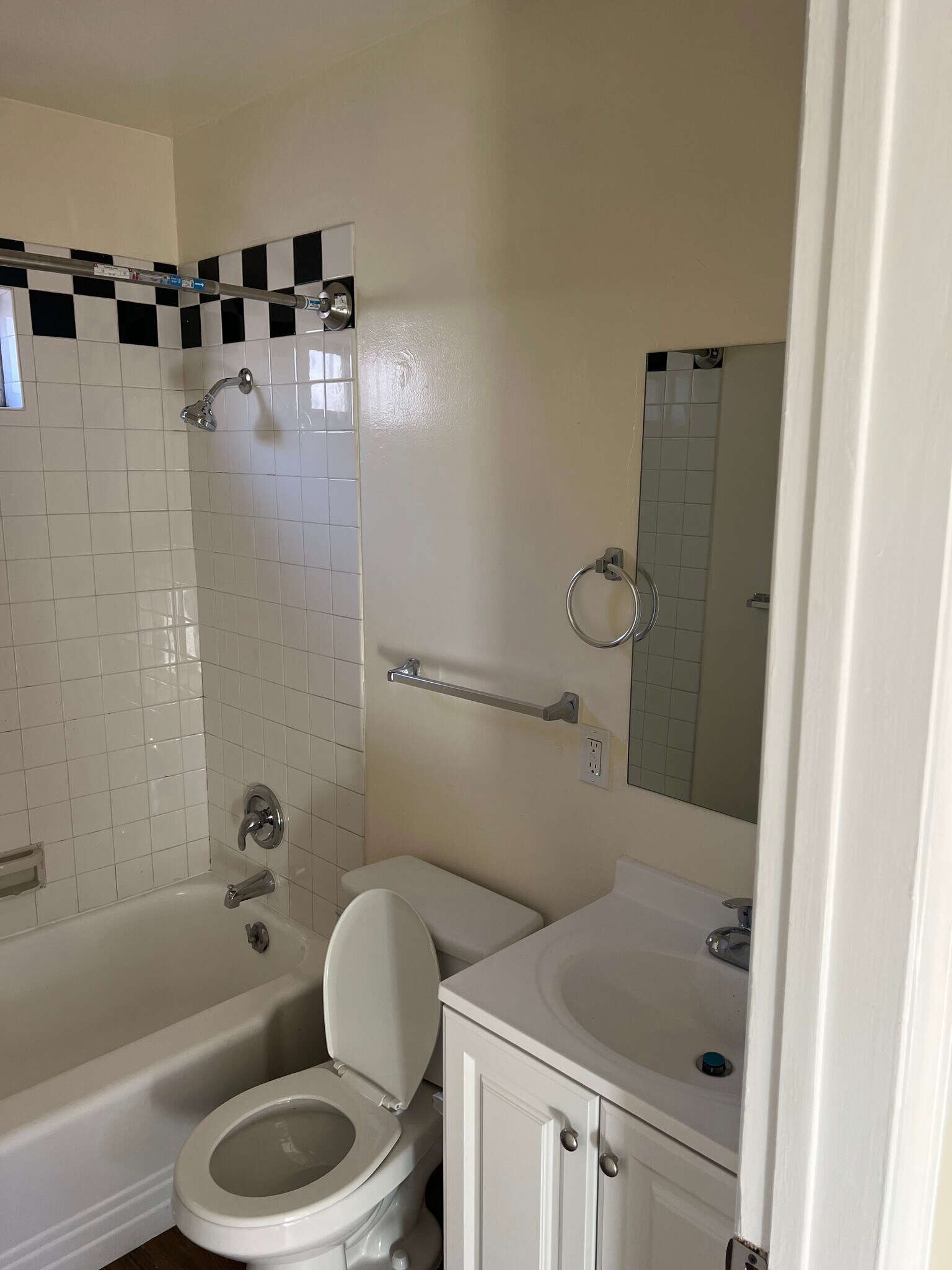 Building Photo - 3870 National Ave